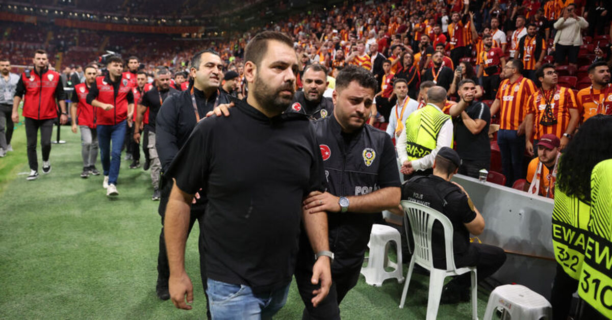 Galatasaray-PAOK maçında olay çıkaran Yunan taraftar stadyumdan çıkarıldı
