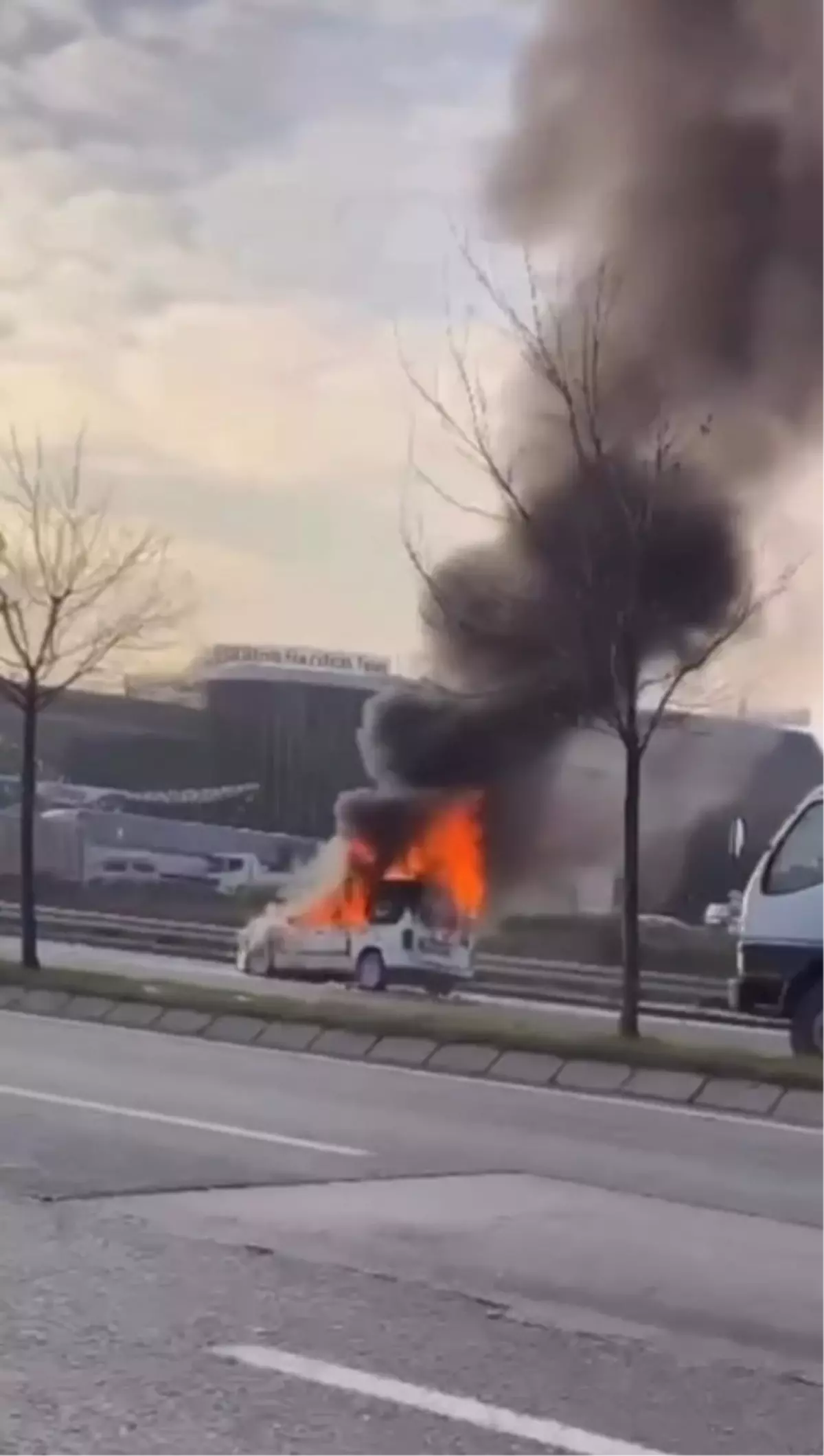 Çayırova’da Seyir Halindeki Araçta Yangın Çıktı