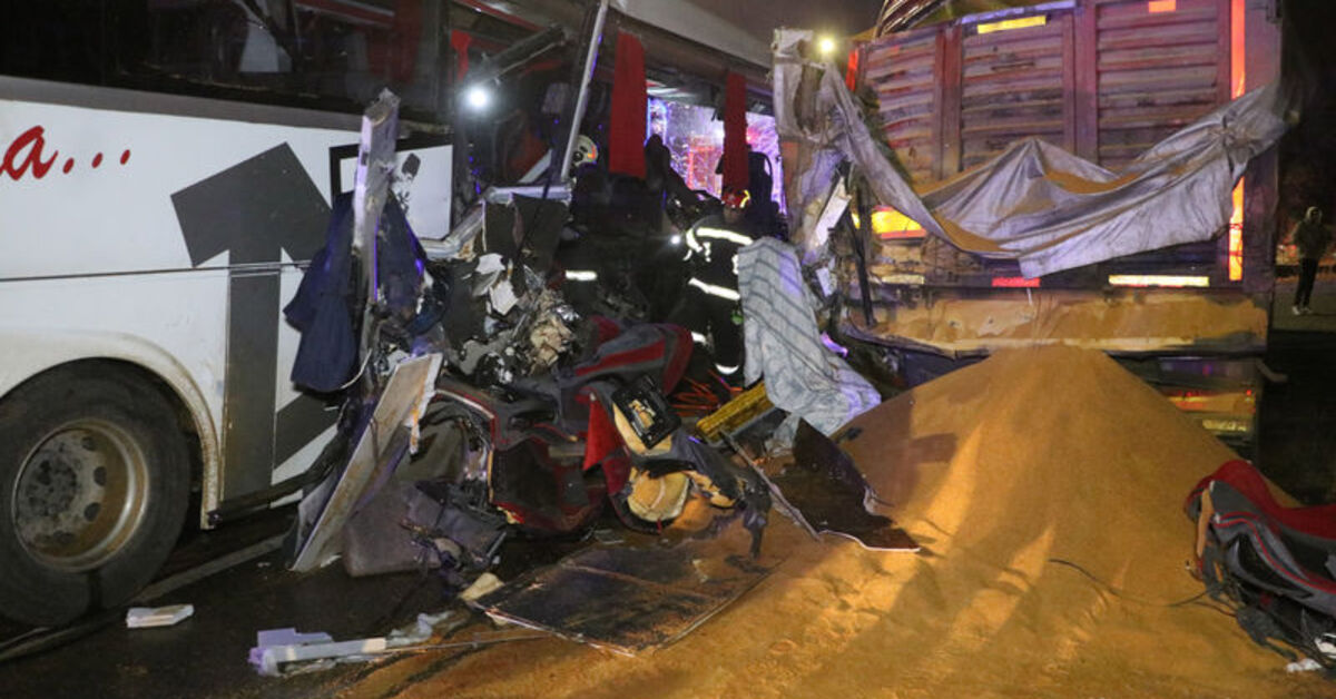 Denizli’de yolcu otobüsü TIR’a çarptı: Ölü ve yaralılar var