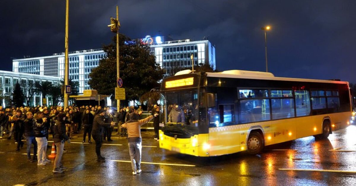 İETT’ye bağlı özel halk otobüsü sahiplerinden İBB önünde eylem